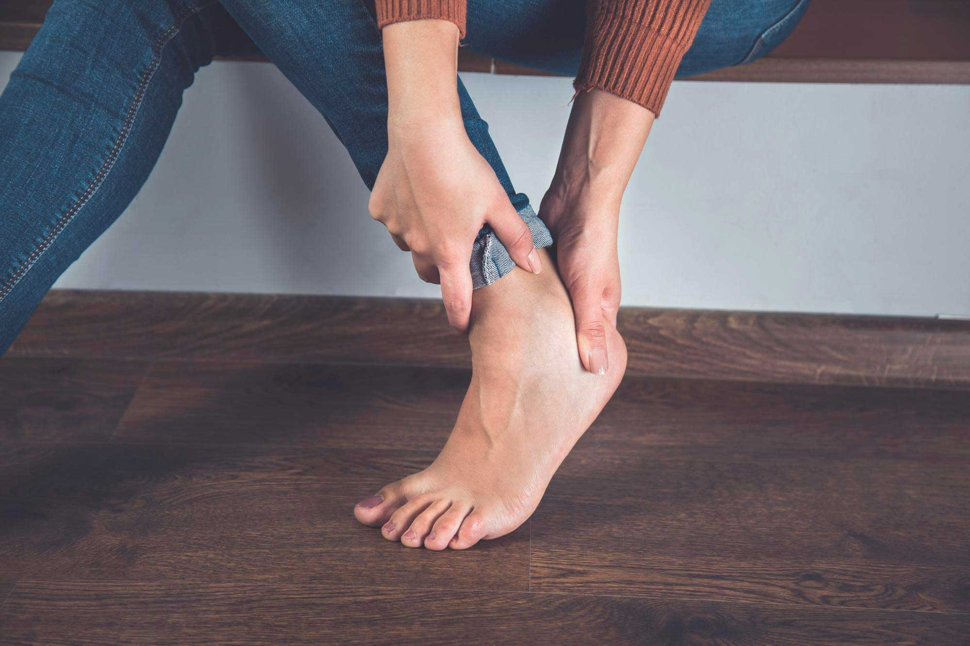 ayağın dış yan tarafında ağrı neden olur